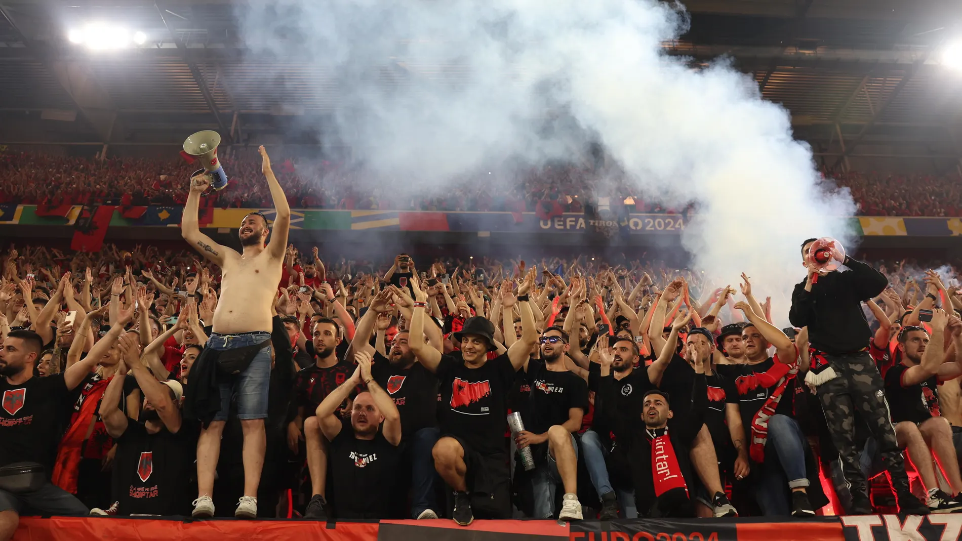Dusseldorf (Germany), 24/06/2024.- Supporters of Albania cheer after the UEFA EURO 2024 group B soccer match between Albania and Spain, in Dusseldorf, Germany, 24 June 2024. (Alemania, España) EFE/EPA/CHRISTOPHER NEUNDORF
