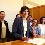 Pontón, hoy, firmando la petición. 
