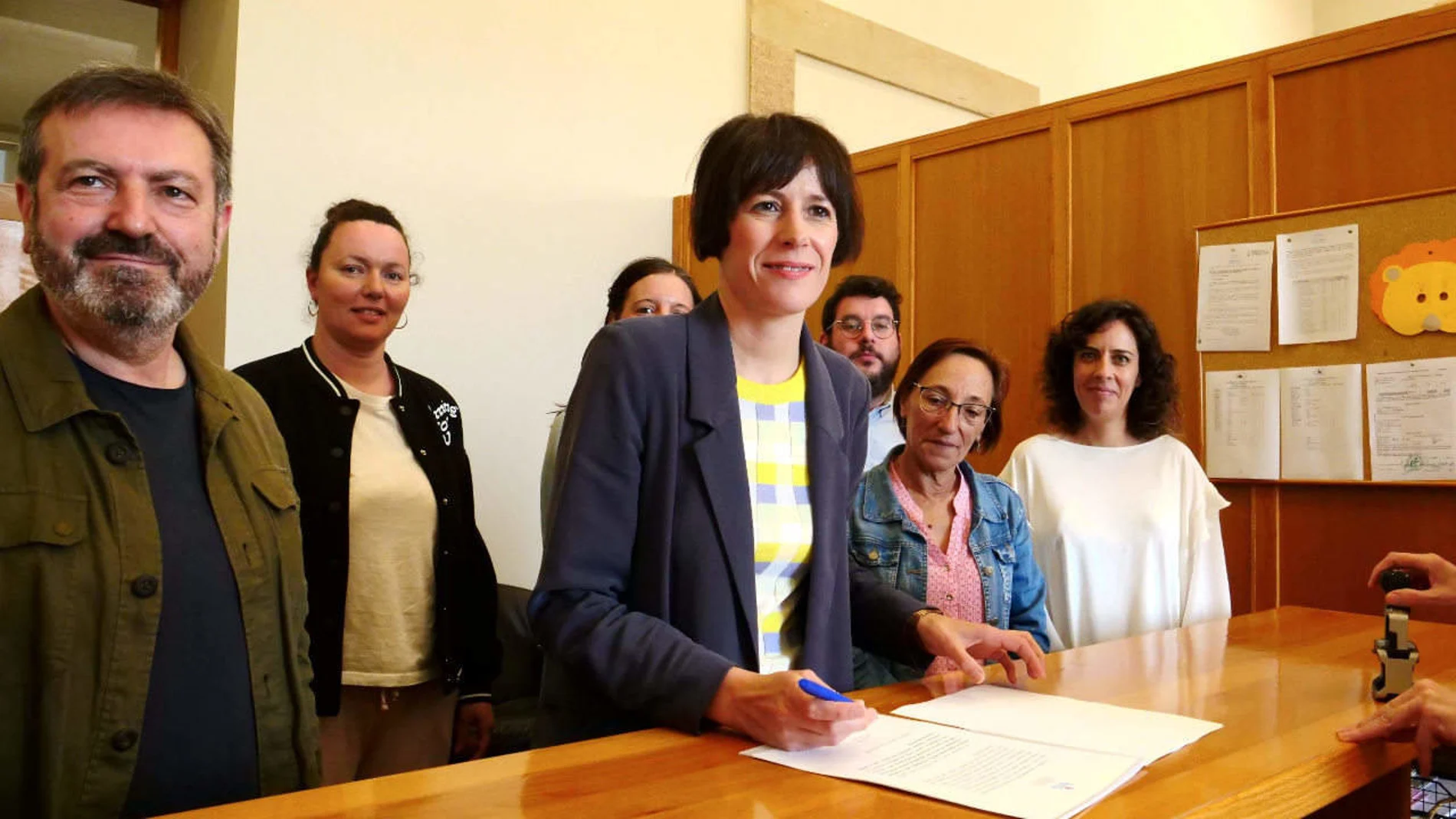 Pontón, hoy, firmando la petición.