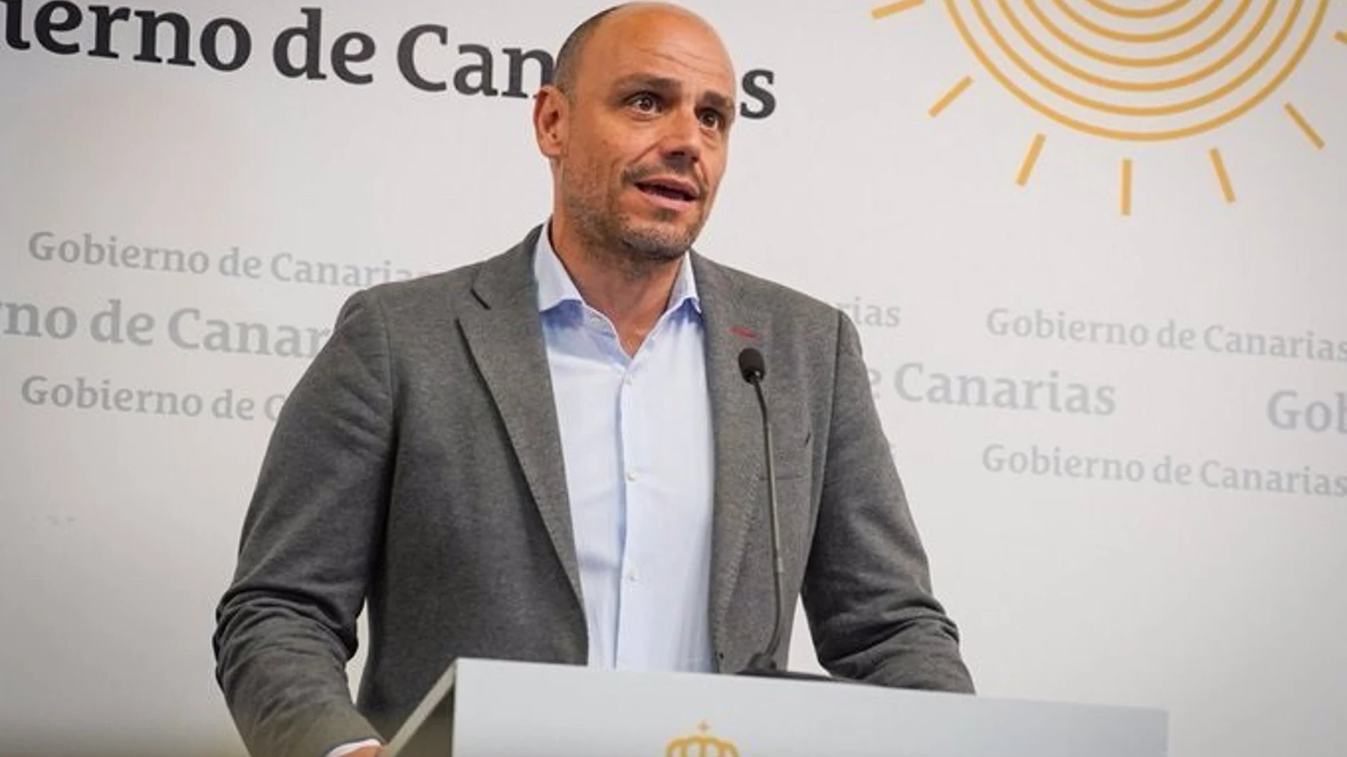 AMPL.- Defensa vuelve a negar a Canarias la cesión de espacios para la acogida de menores migrantes