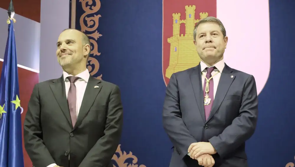 El presidente de las Cortes de Castilla-La Mancha, Pablo Bellido (izquierda) y el presidente de Castilla-La Mancha, Emiliano García-Page
