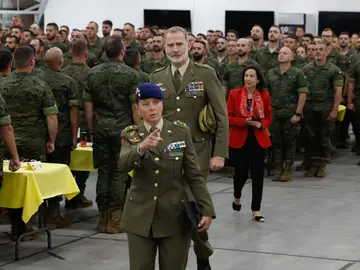 Felipe VI visita la base de Adazi ADAZI (LETONIA), 25/06/2024.- El rey Felipe VI (c) y la ministra de Defensa, Margarita Robles (d), durante su encuentro con el contingente español dentro de su visita a la base de Adazi, este martes en Letonia, donde concluye su gira a los países bálticos. EFE/ Mariscal