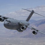 Así es el sistema REVOLVER que convierte el avión de transporte militar C-17 en un lanzador de misiles hipersónicos X-51A Waverider.