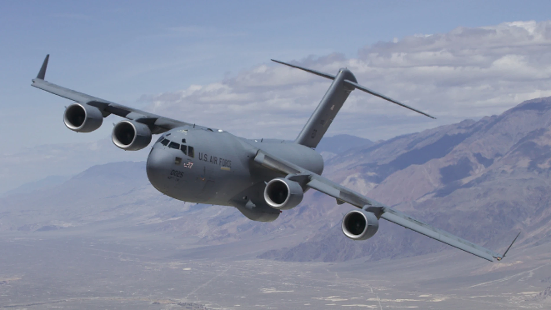Así es el sistema REVOLVER que convierte el avión de transporte militar C-17 en un lanzador de misiles hipersónicos X-51A Waverider.