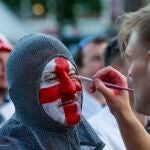 Aficionados ingleses antes del partido ante Eslovenia