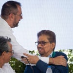 El comandante de la Segunda Marquetalia, Iván Márquez (d), asiste a la instalación del primer ciclo de negociaciones con el Gobierno de Colombia este lunes, en Caracas (Venezuela). Las delegaciones del Gobierno de Colombia y la Segunda Marquetalia -disidencia de las FARC integrada por exguerrilleros que abandonaron el acuerdo de paz de 2016- instalaron "formalmente" este lunes la mesa de diálogo de paz del primer ciclo de negociaciones