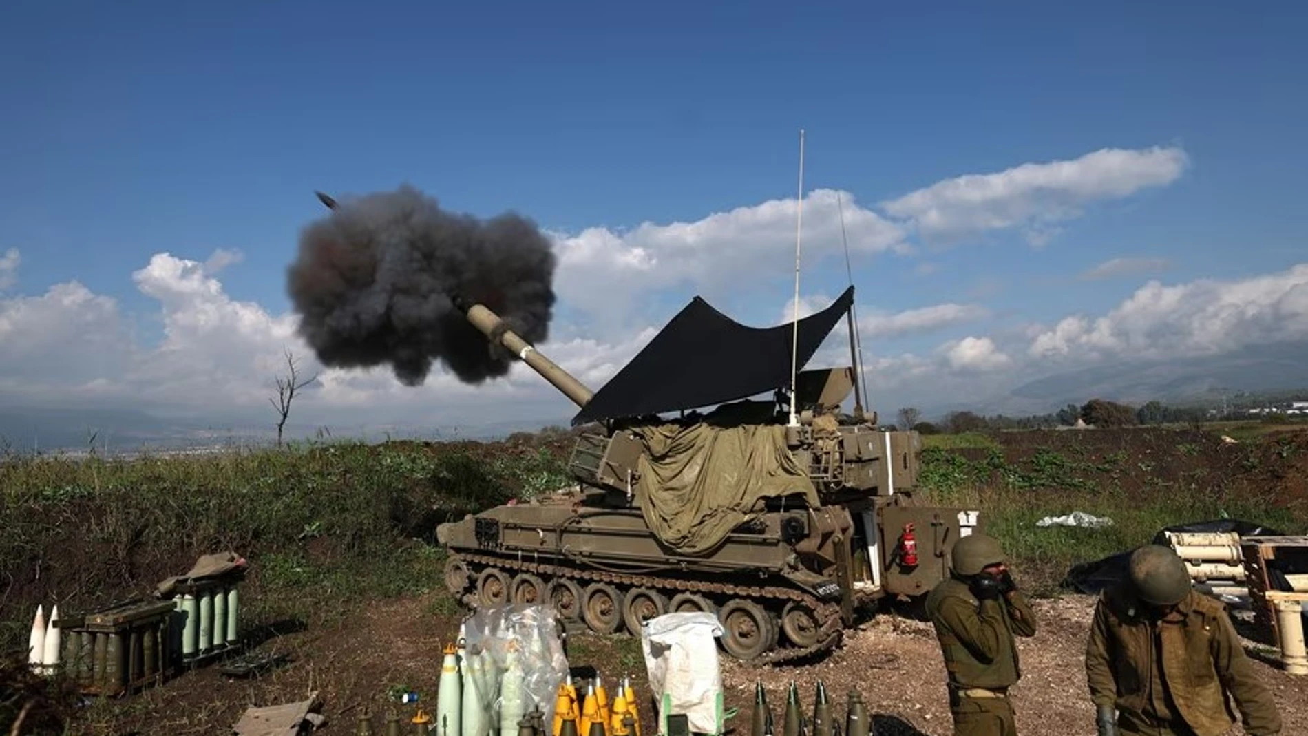 Una unidad de artillería israelí dispara hacia un objetivo en Líbano desde un lugar no revelado en la frontera entre Líbano e Israel. Foto: EFE