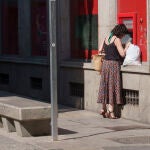 Una persona saca dinero en un cajero. David Jar
