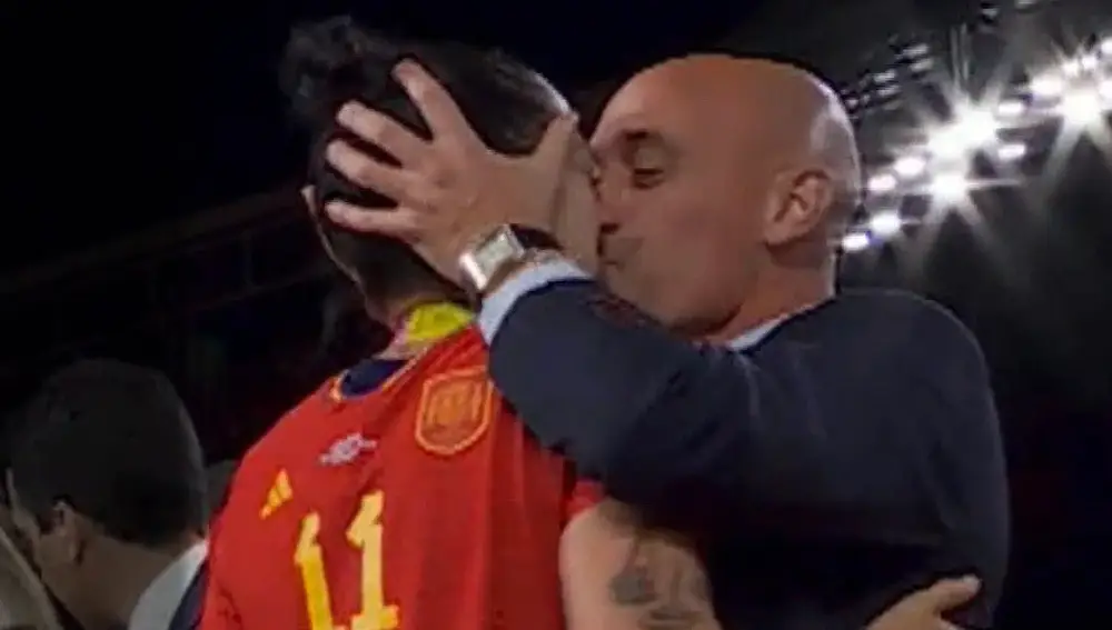 El "piquito" de Luis Rubiales a Jennifer Hermoso