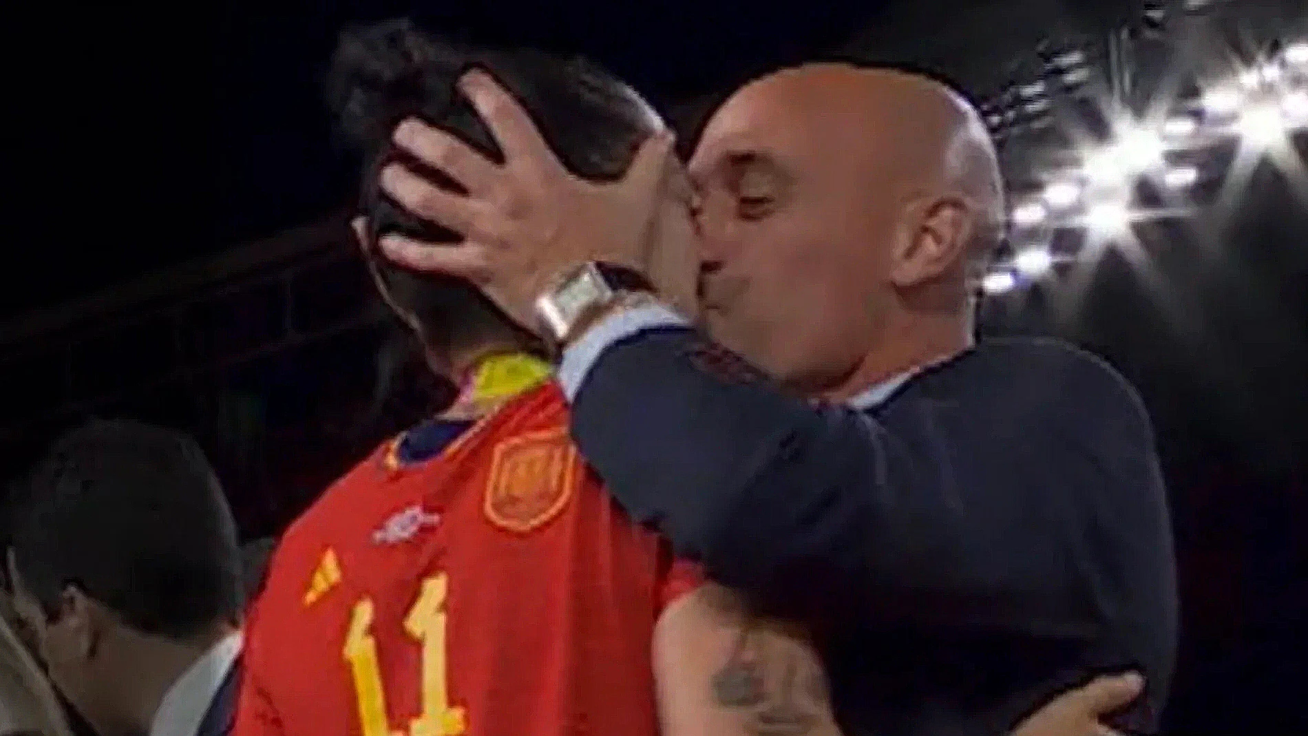 El "piquito" de Luis Rubiales a Jennifer Hermoso