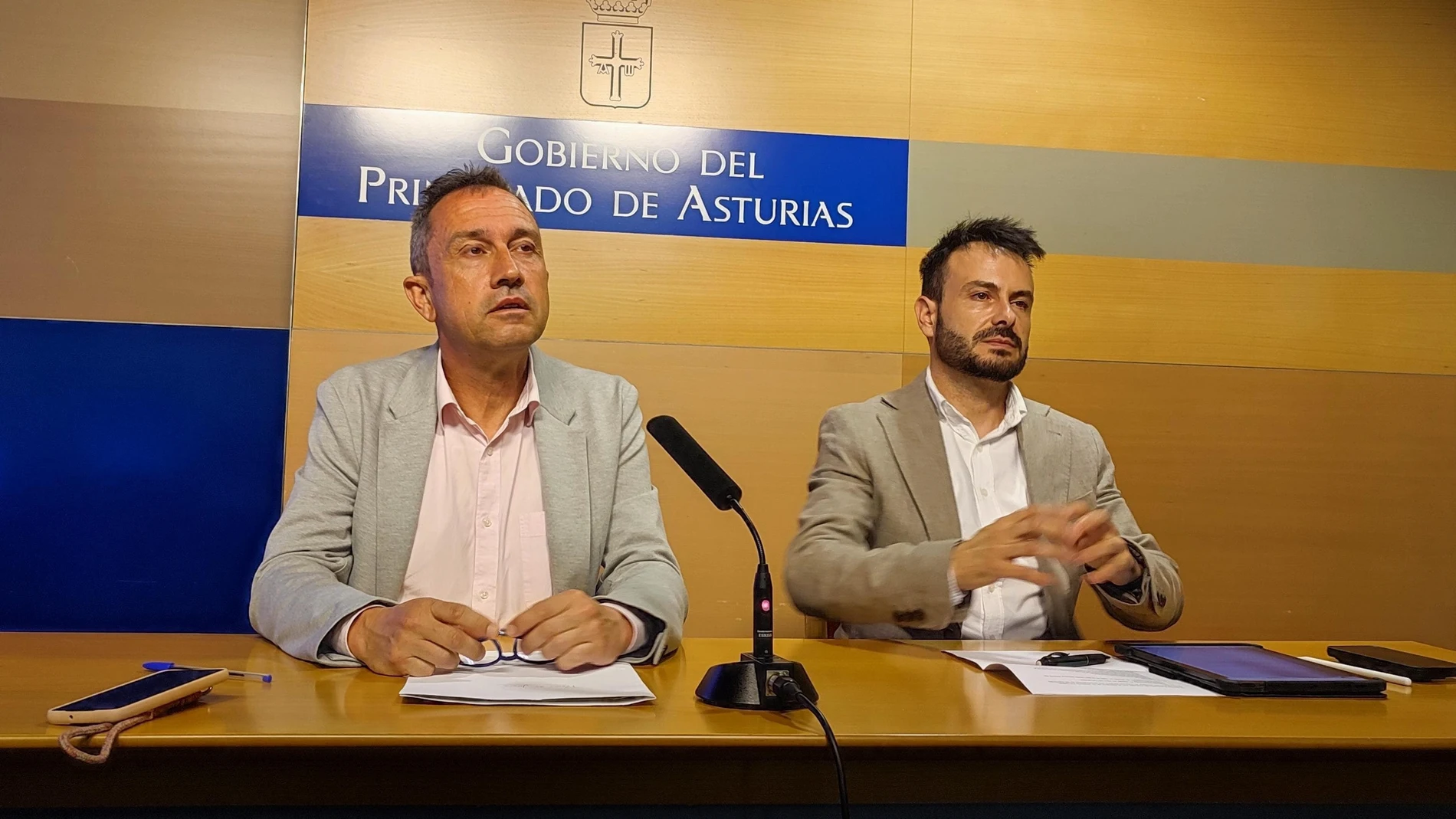 El consejero de Ordenación de Territorio, Urbanismo, Vivienda y Derechos Ciudadanos, Ovidio Zapico, en rueda de prensa junto al Director General de Vivienda, Jesús Daniel Sánchez. EUROPA PRESS 25/06/2024