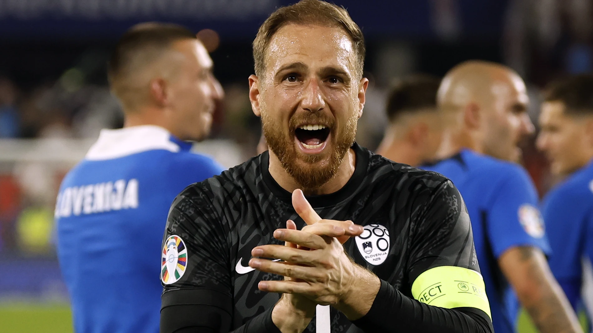 Cologne (Germany), 25/06/2024.- Slovenia goalkeeper Jan Oblak celebrates with supporters after a draw in the UEFA EURO 2024 group C soccer match between England and Slovenia, in Cologne, Germany, 25 June 2024. (Alemania, Eslovenia, Colonia) EFE/EPA/YOAN VALAT