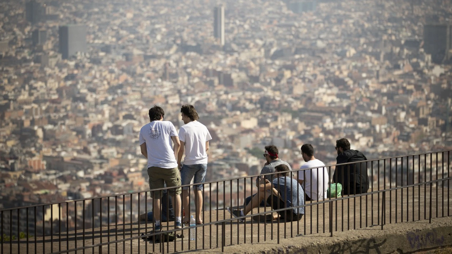 Jóvenes ante la ciudad de Barcelona