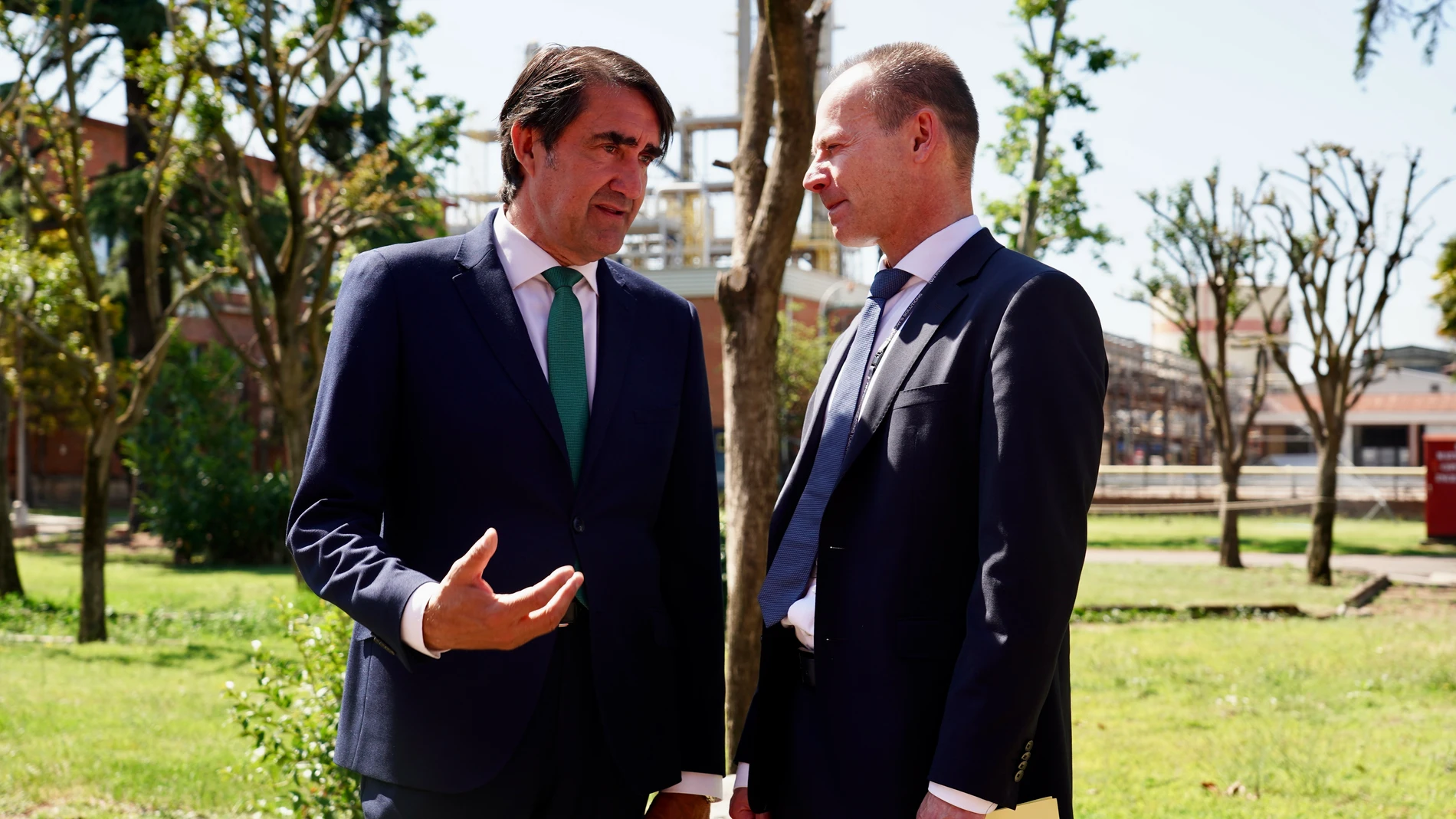 Suárez-Quiñones conversa con Jörg Lindemann tras visitar la empresa alemana en León