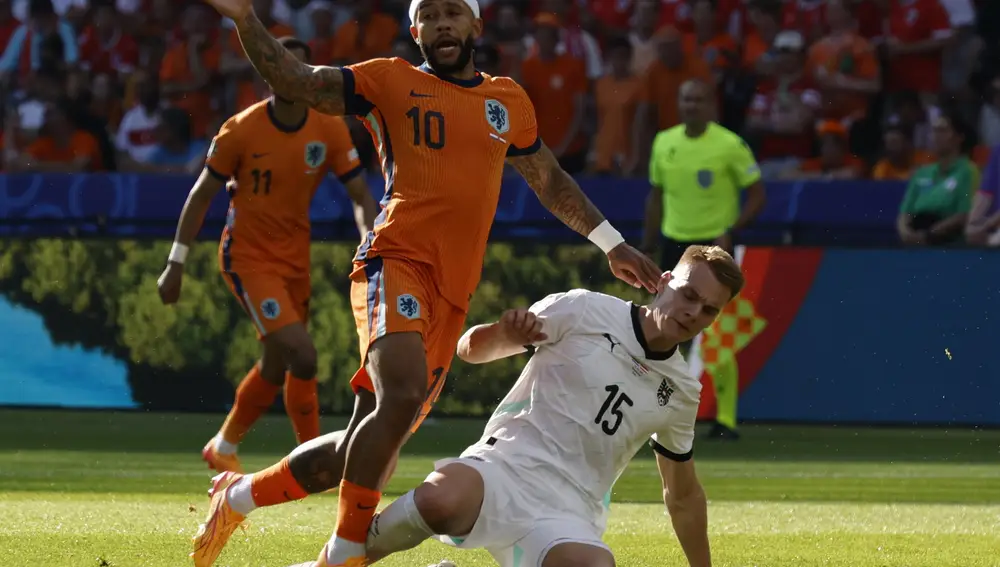 Depay disputando un balón con Lienhart