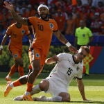Depay disputando un balón con Lienhart