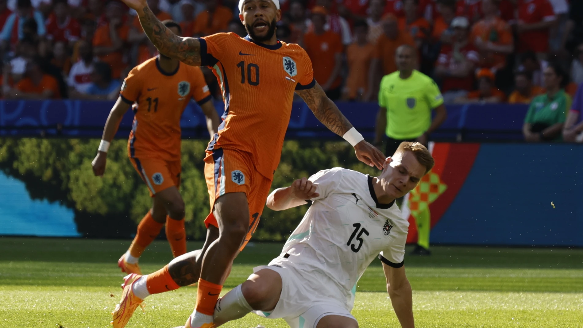 Depay disputando un balón con Lienhart