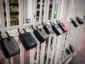 Candados de viviendas de uso tur&iacute;stico en una c&eacute;ntrica calle del Casco antiguo.MAR&Iacute;A JOS&Eacute; L&Oacute;PEZ-EUROPA PRESS (Foto de ARCHIVO)02/04/2024