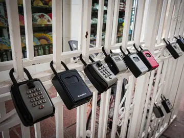 Candados de viviendas de uso turístico en una céntrica calle de Sevilla Candados de viviendas de uso turístico en una céntrica calle del Casco antiguo.MARÍA JOSÉ LÓPEZ-EUROPA PRESS (Foto de ARCHIVO)02/04/2024