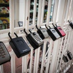 Candados de viviendas de uso turístico en una céntrica calle de Sevilla