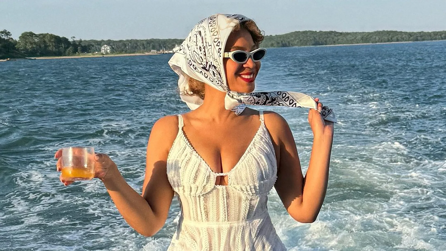 Beyoncé con vestido de Charo Ruiz.