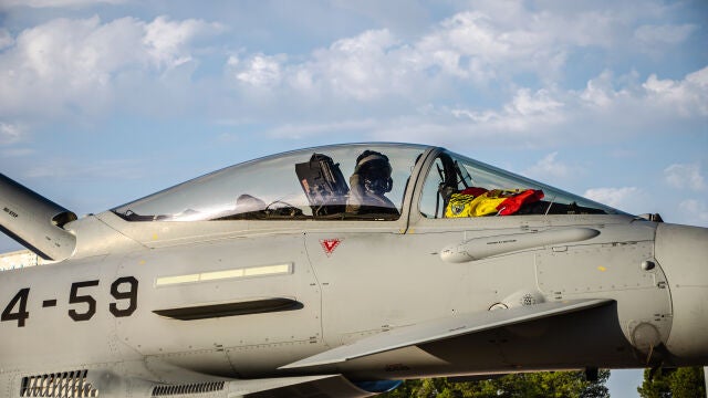 Un piloto del Ejército del Aire saluda desde uno de los Eurofighter que dará la vuelta al mundo