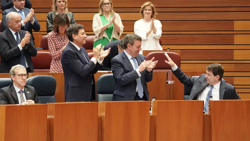 Fernández Mañueco recibe la felicitación de la bancada popular