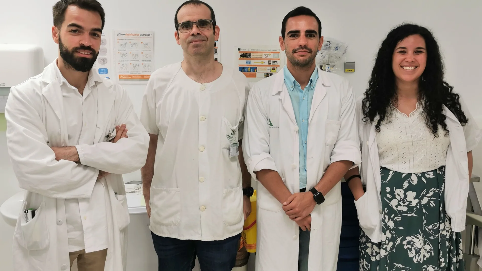 Los autores de los dos trabajos galardonados. A la izquierda el residente Pavle Puzigaca, los endocrinólogos Guillermo Martínez de Pinillos y José Álvaro Romero junto a la residente Sara Hami