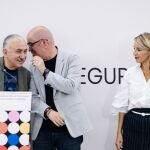 (I-D) El secretario general de la UGT, Pepe Álvarez, el secretario general de CCOO, Unai Sordo, y la vicepresidenta segunda y ministra de Trabajo y Economía Social, Yolanda Díaz, durante la firma del acuerdo contra la discriminación de las personas LGTBI en el ámbito laboral, en la Escuela de Organización Industrial, a 26 de junio de 2024, en Madrid 