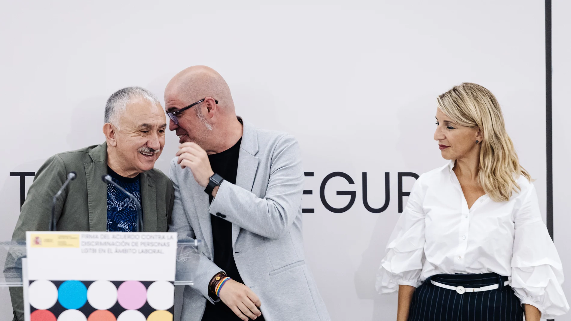 (I-D) El secretario general de la UGT, Pepe Álvarez, el secretario general de CCOO, Unai Sordo, y la vicepresidenta segunda y ministra de Trabajo y Economía Social, Yolanda Díaz, durante la firma del acuerdo contra la discriminación de las personas LGTBI en el ámbito laboral, en la Escuela de Organización Industrial, a 26 de junio de 2024, en Madrid
