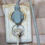 El método tradicional para devolver el blanco a tus enchufes