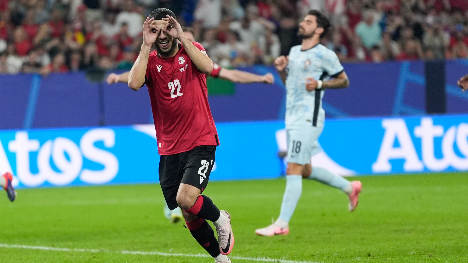Georges Mikautadze en la celebración del segundo gol