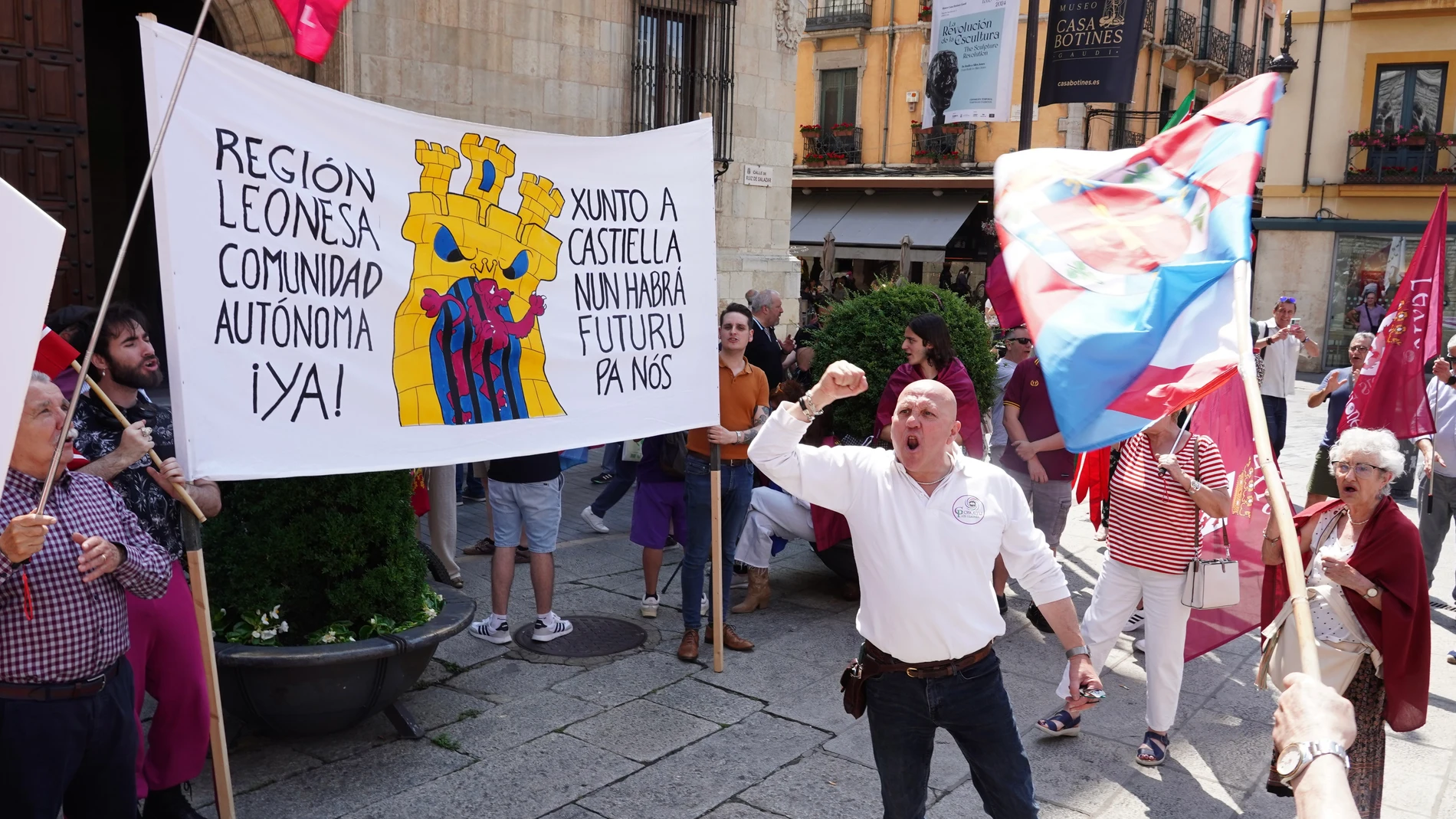 Manifestantes a las puertas de la Diputación de León