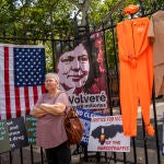 Una mujer espera frente a carteles exigiendo justicia durante la audiciencia contra el expresidente hondureño Juan Orlando Hernández este miércoles, afuera del tribunal federal de Manhattan en Nueva York. El expresidente de Honduras Juan Orlando Hernández (2014-2022) fue condenado este miércoles a 45 años de cárcel y cinco más de libertad vigilada por un tribunal de Nueva York por varios delitos relacionados con el narcotráfico y el uso de ar...