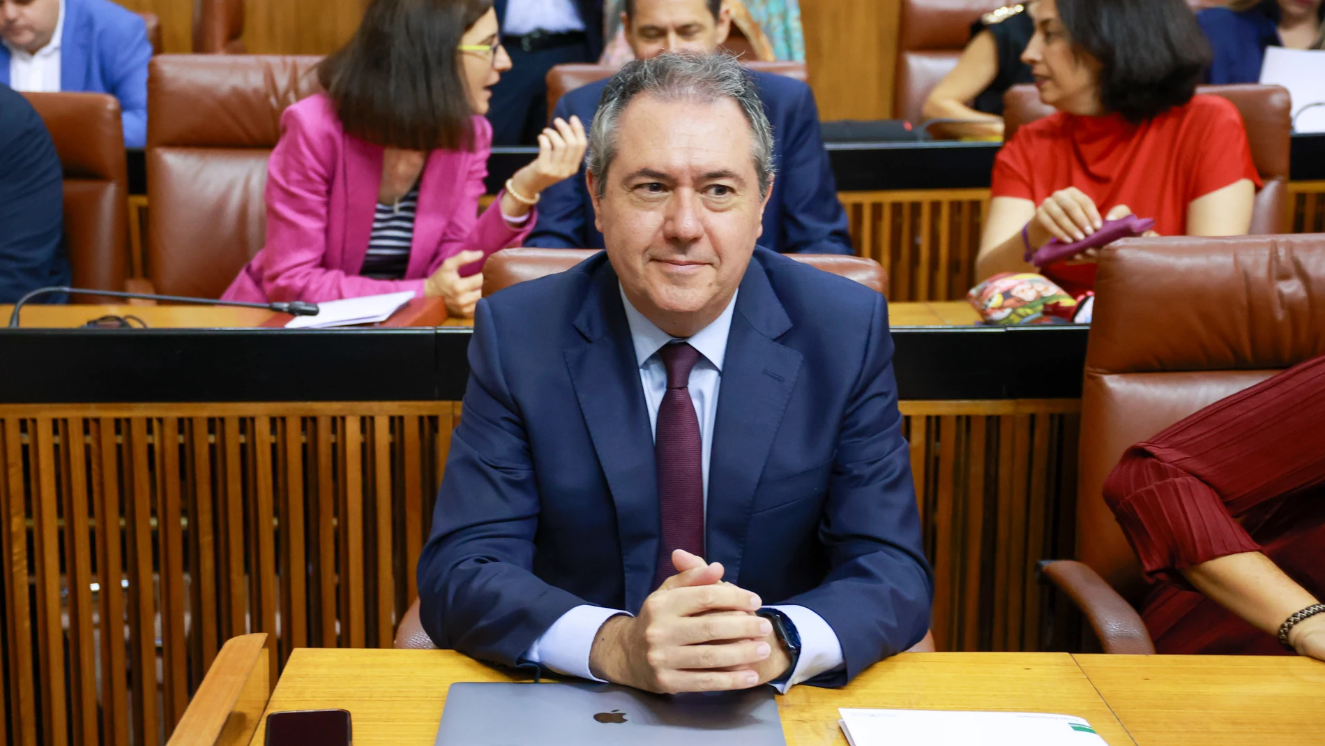 El secretario general del PSOE-A, Juan Espadas antes del comienzo del pleno del día de hoy, a 26 de junio de 2024, en Sevilla, Andalucía (España). El presidente de la Junta, Juanma Moreno, comparece a petición propia ante el Pleno del Parlamento en un debate general sobre la situación general de Andalucía que se celebra en sesión de mañana y tarde. 26 JUNIO 2024 Rocío Ruz / Europa Press 26/06/2024