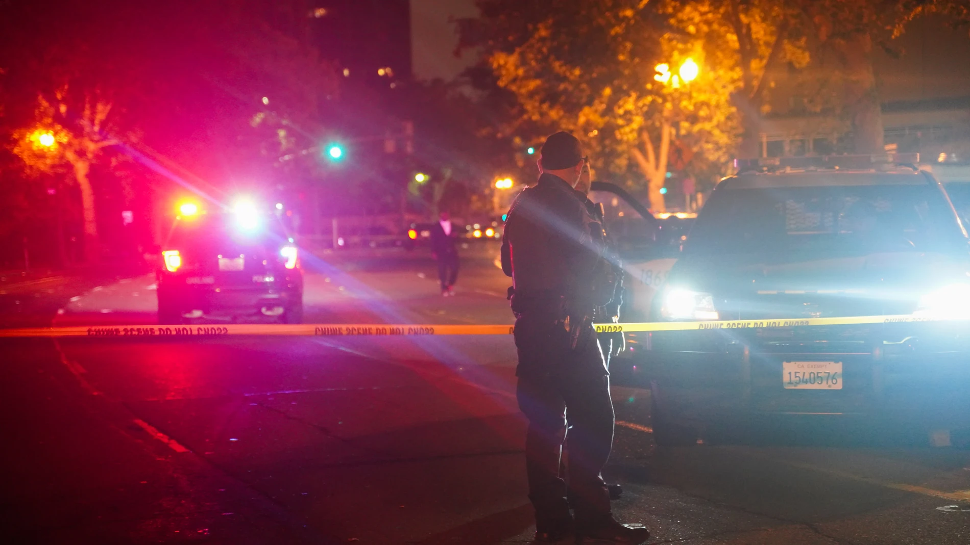 June 19, 2024, Oakland, California, United States: Police officers investigate at the crime scene after multiple people had been shot. On the evening of June 19, a shooting incident is reported by the California Highway Patrol and the Oakland Police Department. Following a supposed Juneteenth celebration, there is a heavy police presence in the Lake Merritt area. The Oakland Police Department investigate the scene and confirm that multiple people had been shot.19/06/2024