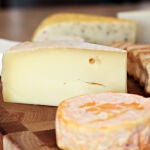 El queso es uno de los productos más consumidos en España y todo el mundo y su corteza genera debate en la sociedad acerca de si su consumición es aconsejable