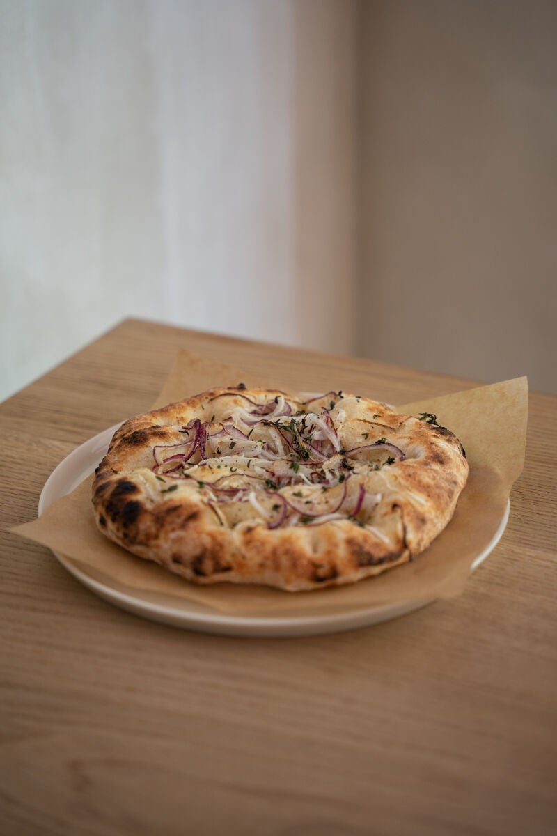 con solo dos minutos en el horno de leña logran una pizza con estructura, crujiente, ligera y natural