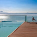 Piscina situada en la terraza de los apartamentos turísticos del grupo