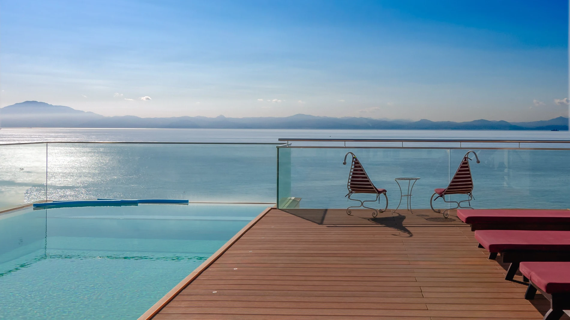 Piscina situada en la terraza de los apartamentos turísticos del grupo
