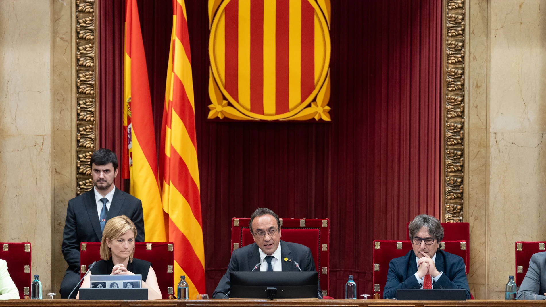 (I-D) La vicepresidenta primera de la Mesa, Raquel Sans; el presidente del Parlament, Josep Rull; el vicepresidente segundo de la Mesa, David Pérez; durante el pleno del Parlament para comunicar la imposibilidad de proponer un candidato a la Presidencia de la Generalitat, en el Parlament, a 26 de junio de 2024, en Barcelona, Catalunya (España). El Parlament de Catalunya activa hoy la cuenta atrás de dos meses para investir a un presidente de la Generalitat, después de que ningún grupo parlam...