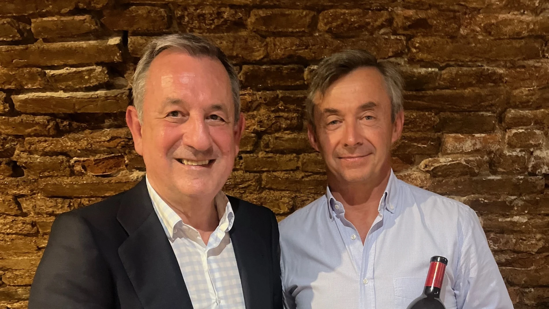 el consejero delegado y director de Bodegas y Viñedos Valtravieso Pablo González Beteré, Daniel Bilbao, durante la presentación del libro