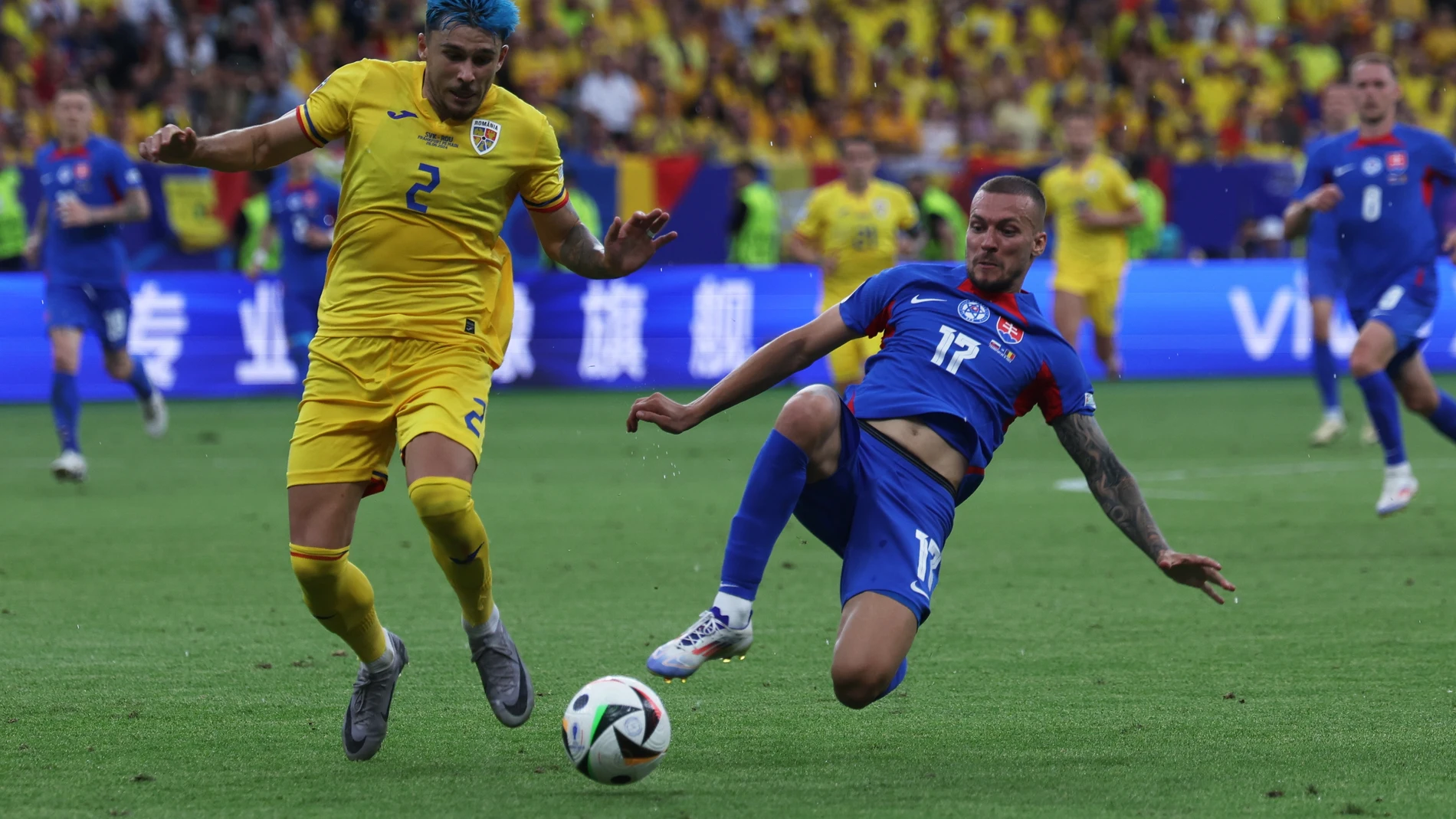 Haraslin y Ratiu en la disputa del balón