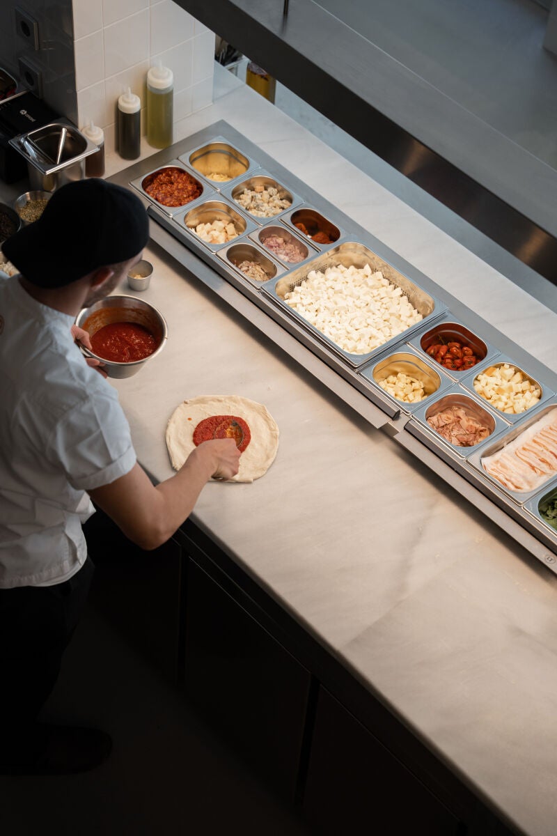 La cocina vista y la nueva barra permite la completa interacción entre los comensales y la cocina