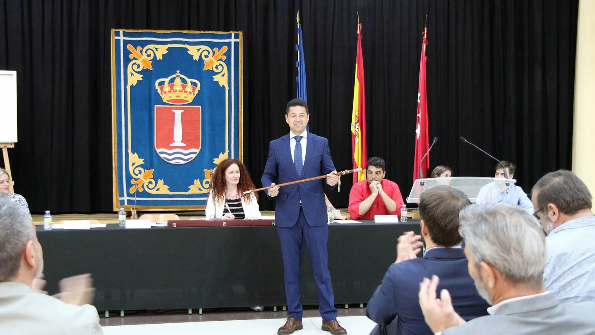 Óscar Lalanne toma posesión como nuevo alcalde de Humanes de Madrid.