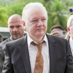 Julian Assnage llega a la corte de Saipann, la mayor de las Islas Marianas