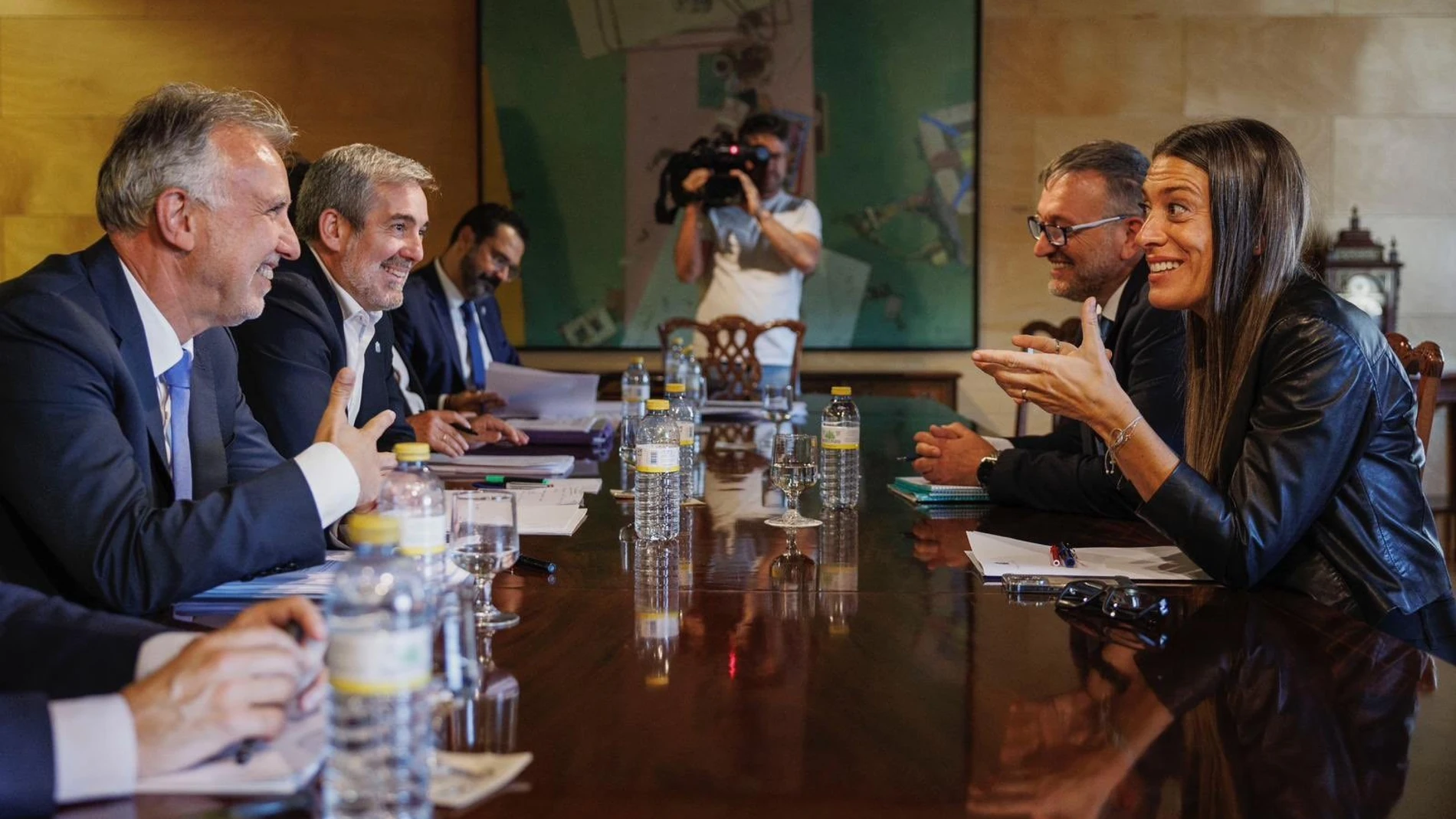 El ministro de Política Territorial, Ángel Víctor Torres, y el presidente de Canarias, Fernando Clavijo, en una reunión con Junts para abordar la reforma de la ley de extranjería GOBIERNO DE CANARIAS 26/06/2024