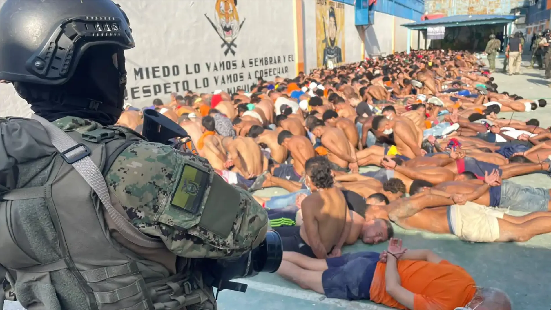 Presos reunidos en un patio durante una intervención en la cárcel del Litoral en Guayaquil
