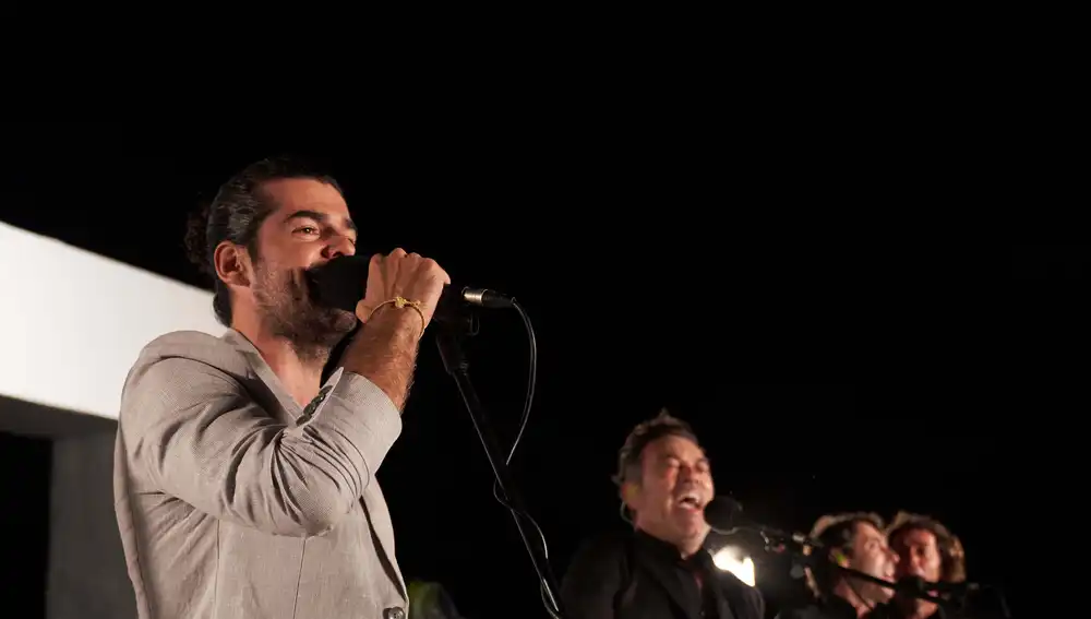 Miguel Ángel Muñoz se unió a Café Quijano para interpretar "La Lola" sobre el escenario
