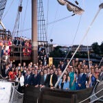 Los alumnos de los Másteres del Instituto de Estudios Cajasol posan con Antonio Pulido y los profesores al final del acto